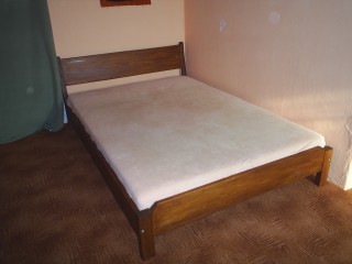 Dřevěná postel